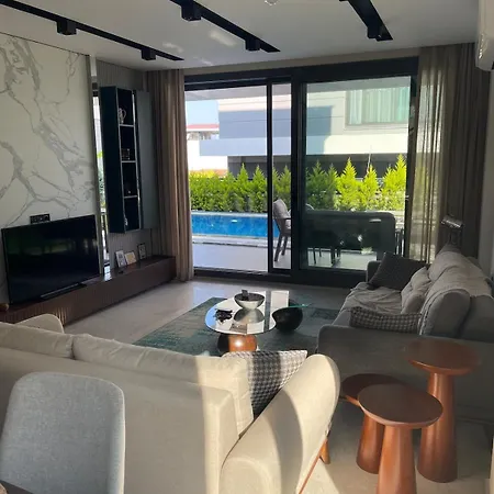 דירה Roza - Private Pool & Garden In