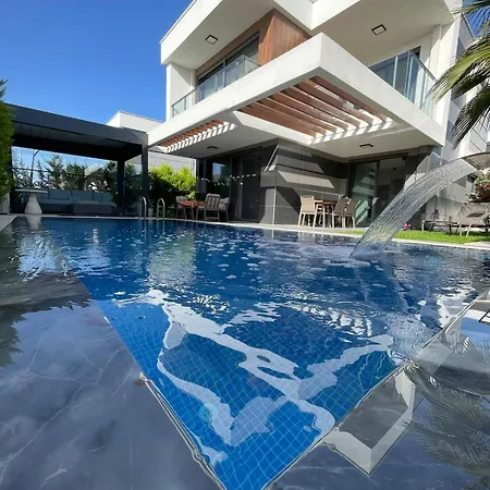 Roza - Private Pool & Garden In דירה